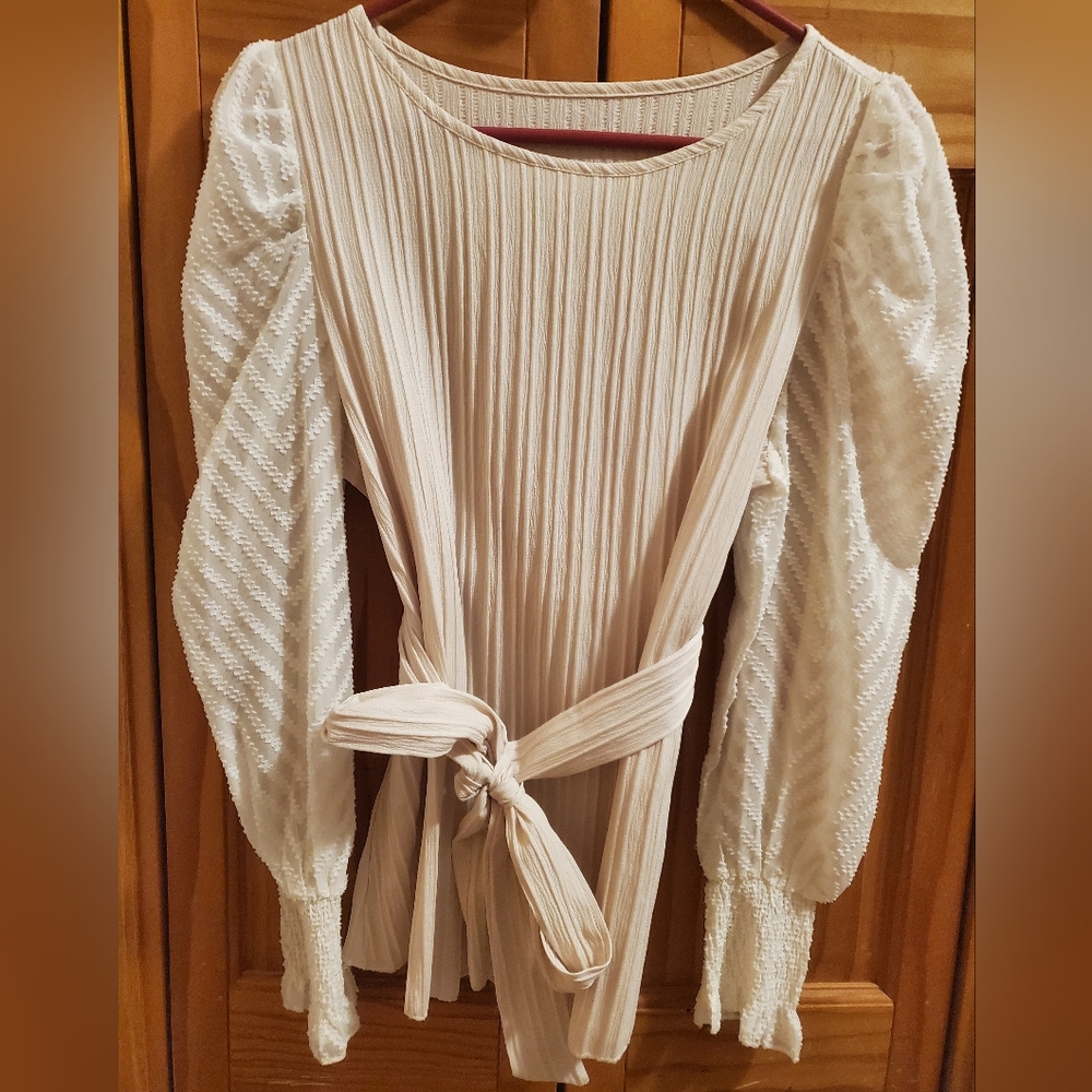 🆕️ NWOT Cream Textured Long Sleeve Blouse with Tie Waist and Puff Sleeves